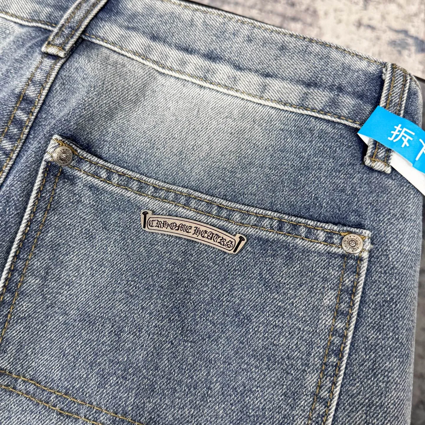 P280 CH Chromehearts Malaysia-limited leopard print cross patchwork leather workwear jeans and logging pants. The counter price is 34W. It is decorated with patchwork cross patterns and washed jeans! ! An absolutely high-end luxury product, a 1.9W-level god-level single product, a super popular product, made by top heavy industry, a magic weapon that cannot be missed! [About Zangyin] This is an extremely luxurious fashion brand that can also be called the aristocracy of the high street. It has always been an exclusive brand for some hipsters or rich second generations. Compared with ordinary high streets, it is more luxurious and noble. Compared with luxury brands, it is more fashionable and individual. It has always been a brand that I have a special liking for. [Top heavy industry fashion design] Consistently high-street luxury style. Speaking of this style, the Zangyin family and GU family are definitely the leading representative brands. Especially the Zangyin family has really achieved a state-of-the-art effect in creating high-street style. The unique washed material is used to create this style. The color system is already quite eye-catching. After it is decorated with patchwork cross flowers, it cleverly highlights the charm of the brand. Secondly, this style uses classic The high-waist cutting design highlights the long legs and fashionable temperament of the upper body. The brand is highly recognizable and the slim fit configuration is more suitable for daily wear. It is a product that interprets personality, fashion, and specifications at a glance. This single product is enough to make any fan excited. It can be a white T-shirt for a youthful college style, or a tight suspender for a royal style. It has strong matching ability and can be easily controlled by men.  [Materials and craftsmanship] Needless to say, this point goes without saying. As an excellent craftsman brand, Zangyin’s requirements for details and craftsmanship are really perfect. The washed color of this model has gone through so many processes, not to mention the embellishment of denim appliques. It is also purely hand-made and sewn. Just like what they believe in, only hand-made things have soul and have the meaning of wear. A top-notch heavy-duty fashionable denim item, I look forward to your perfect interpretation! !  Color: blue Size: 28-36